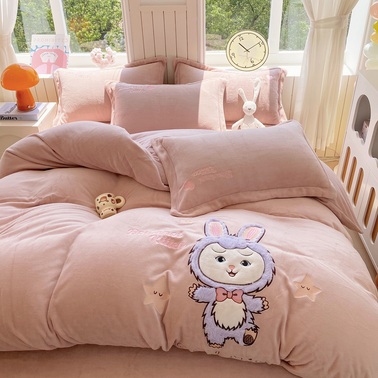 91家纺网 家纺一手货源 找家纺 悦织湾家纺 牛奶绒四件套纯色贴布绣床单款床盖款床上用品四件套时尚小兔2025新款加厚 床单款时尚小兔-浅豆沙