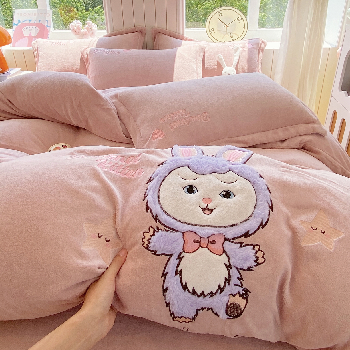 91家纺网 家纺一手货源 找家纺 悦织湾家纺 牛奶绒四件套纯色贴布绣床单款床盖款床上用品四件套时尚小兔2025新款加厚 床单款时尚小兔-浅豆沙