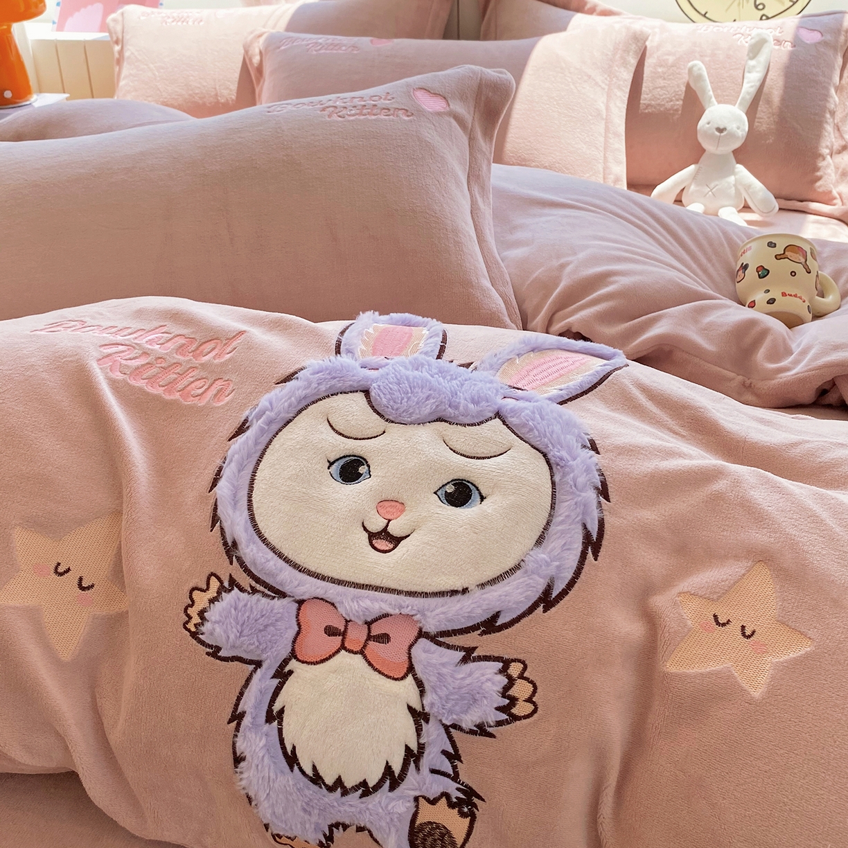 91家纺网 家纺一手货源 找家纺 悦织湾家纺 牛奶绒四件套纯色贴布绣床单款床盖款床上用品四件套时尚小兔2025新款加厚 床单款时尚小兔-浅豆沙