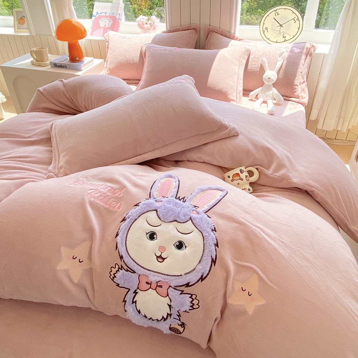 91家纺网 家纺一手货源 找家纺 悦织湾家纺 牛奶绒四件套纯色贴布绣床单款床盖款床上用品四件套时尚小兔2025新款加厚 床单款时尚小兔-浅豆沙