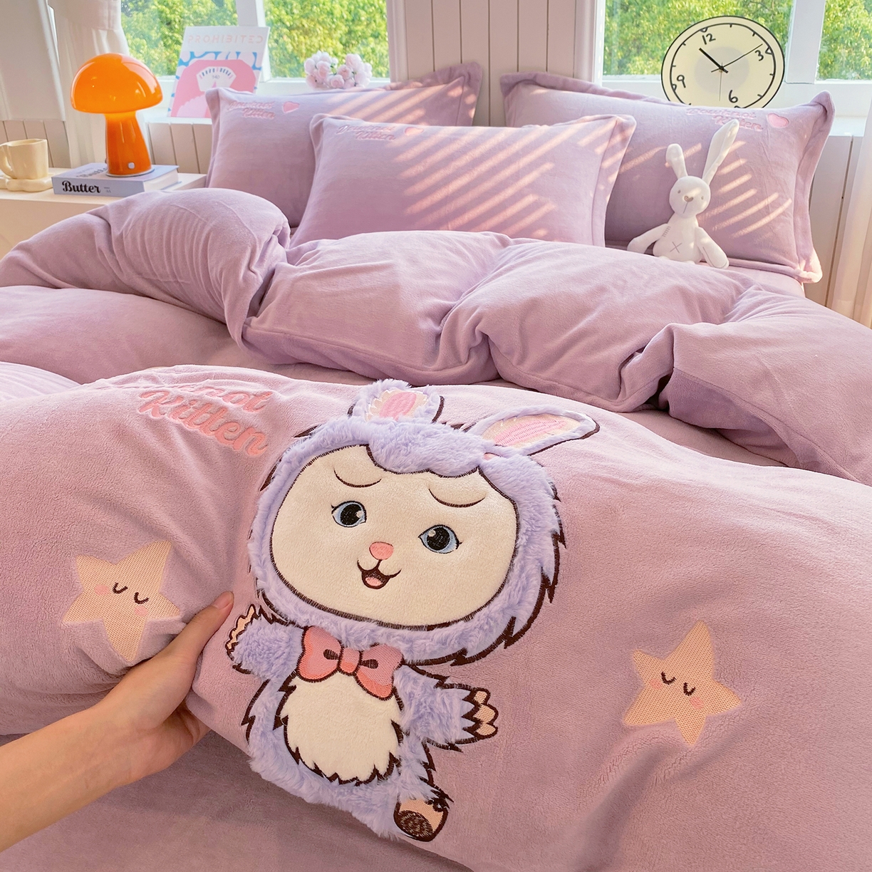 91家纺网 家纺一手货源 找家纺 悦织湾家纺 牛奶绒四件套纯色贴布绣床单款床盖款床上用品四件套时尚小兔2025新款加厚 床单款时尚小兔-紫