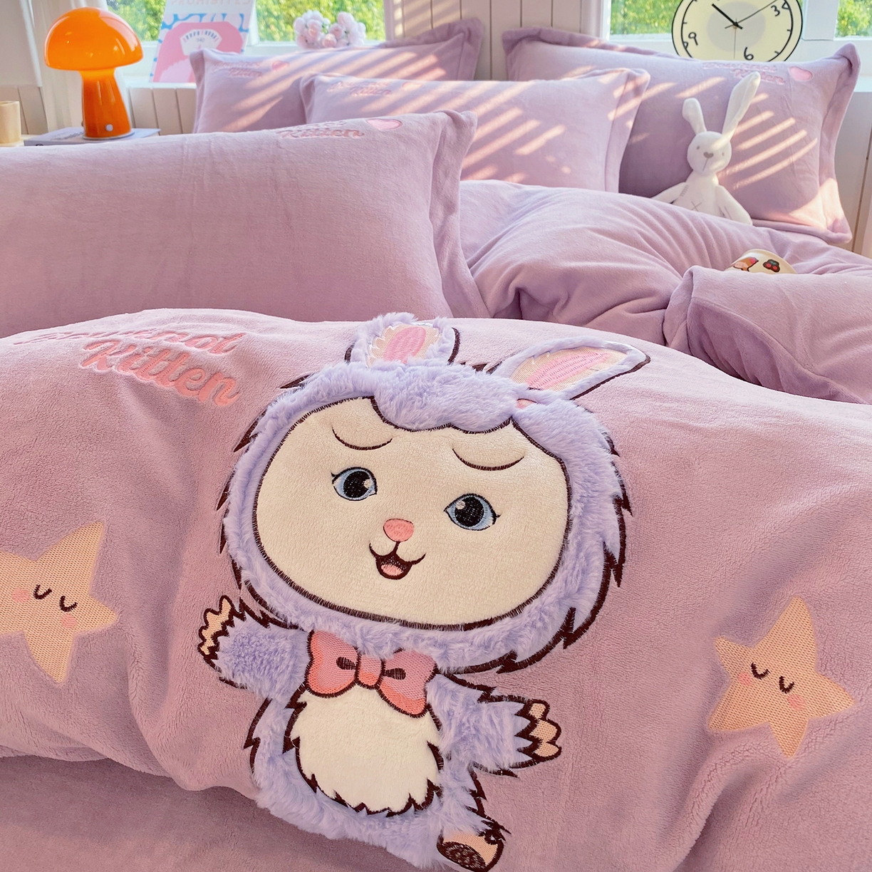 91家纺网 家纺一手货源 找家纺 悦织湾家纺 牛奶绒四件套纯色贴布绣床单款床盖款床上用品四件套时尚小兔2025新款加厚 床单款时尚小兔-紫