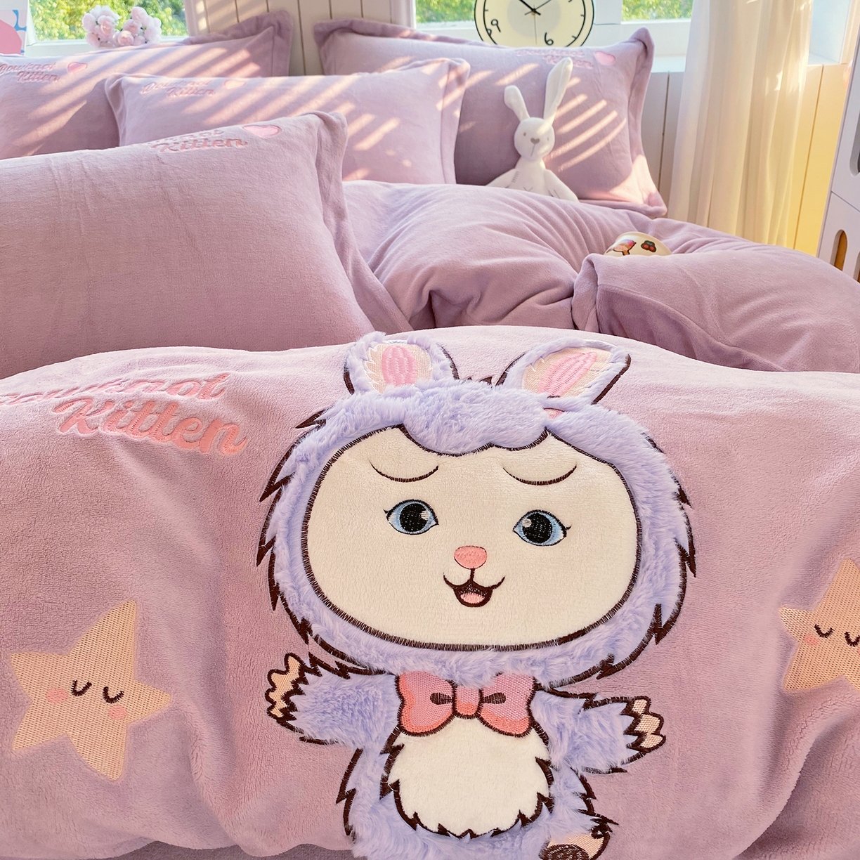 91家纺网 家纺一手货源 找家纺 悦织湾家纺 牛奶绒四件套纯色贴布绣床单款床盖款床上用品四件套时尚小兔2025新款加厚 床单款时尚小兔-紫