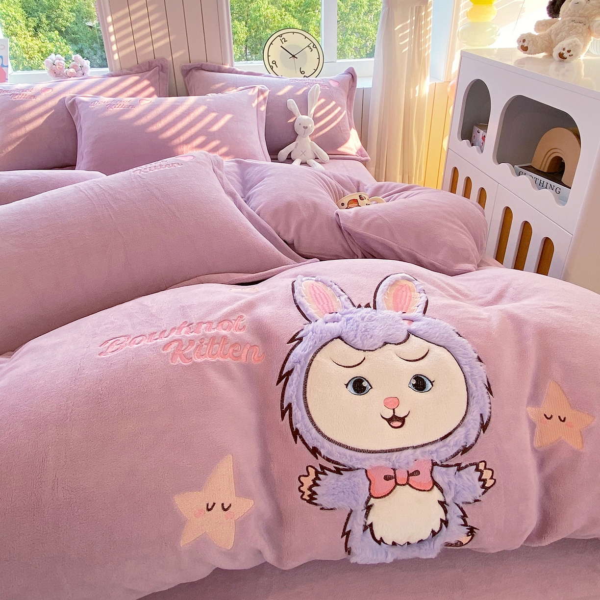 91家纺网 家纺一手货源 找家纺 悦织湾家纺 牛奶绒四件套纯色贴布绣床单款床盖款床上用品四件套时尚小兔2025新款加厚 床单款时尚小兔-紫