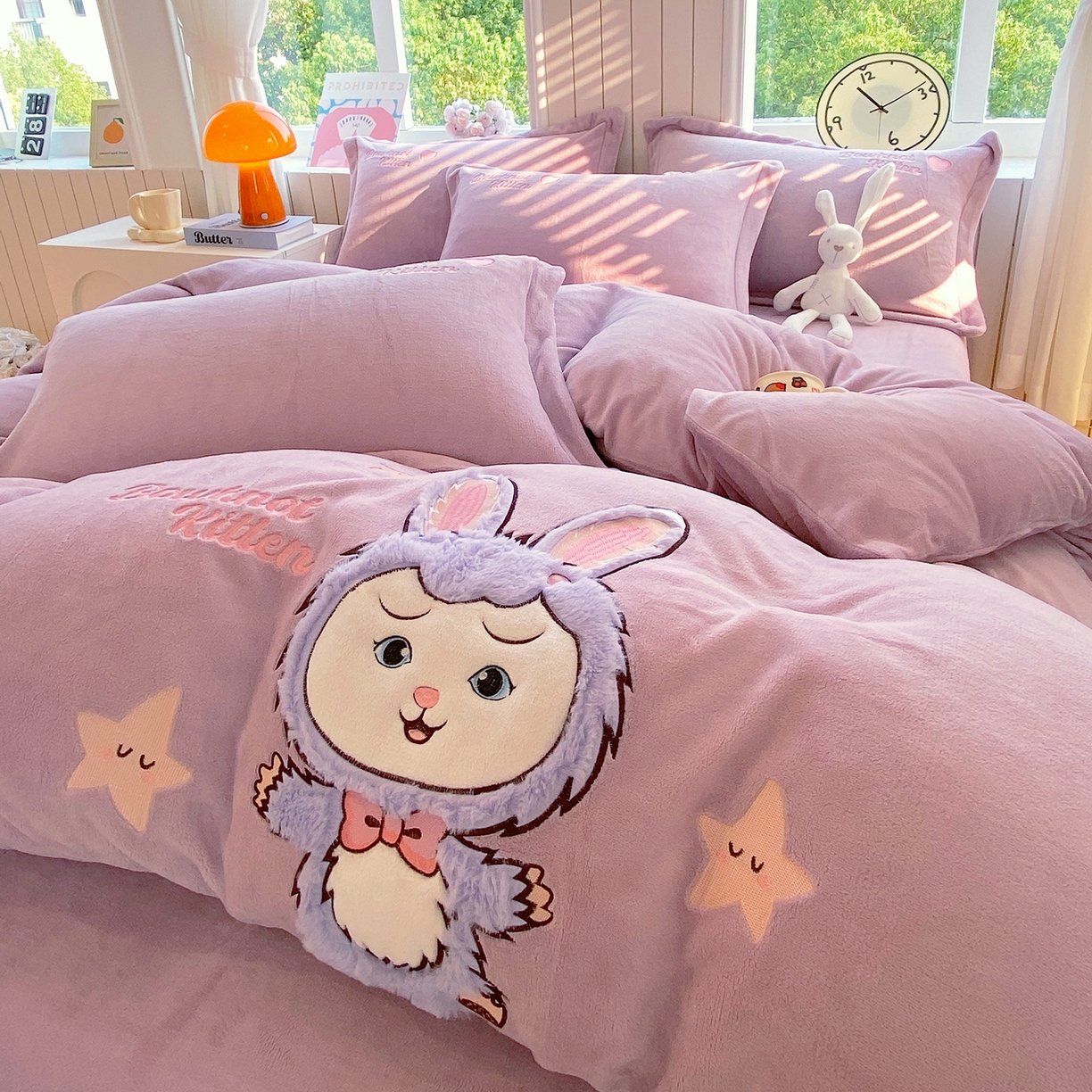 91家纺网 家纺一手货源 找家纺 悦织湾家纺 牛奶绒四件套纯色贴布绣床单款床盖款床上用品四件套时尚小兔2025新款加厚 床单款时尚小兔-紫