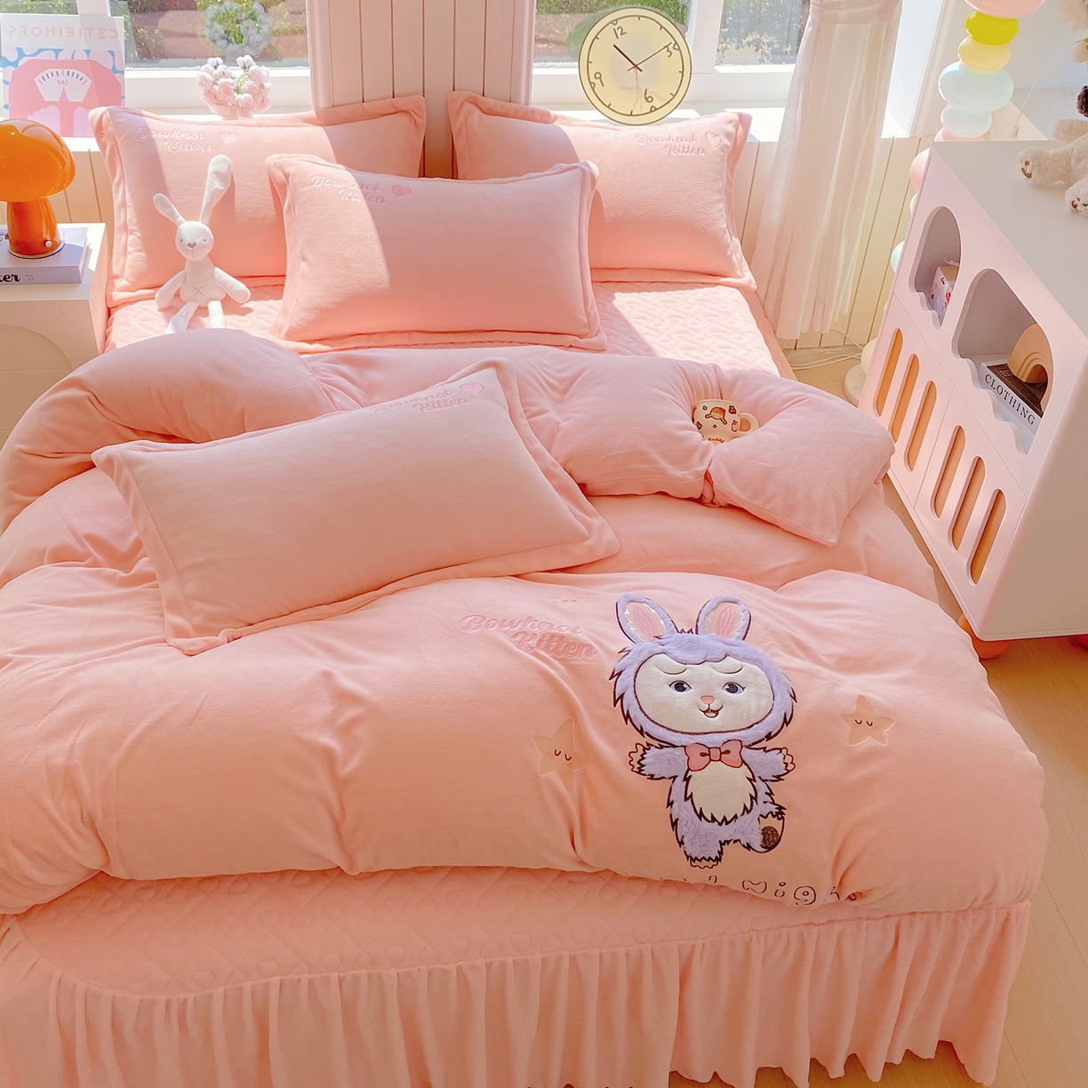 91家纺网 家纺一手货源 找家纺 悦织湾家纺 牛奶绒四件套纯色贴布绣床单款床盖款床上用品四件套时尚小兔2025新款加厚 床盖款-时尚小兔-粉