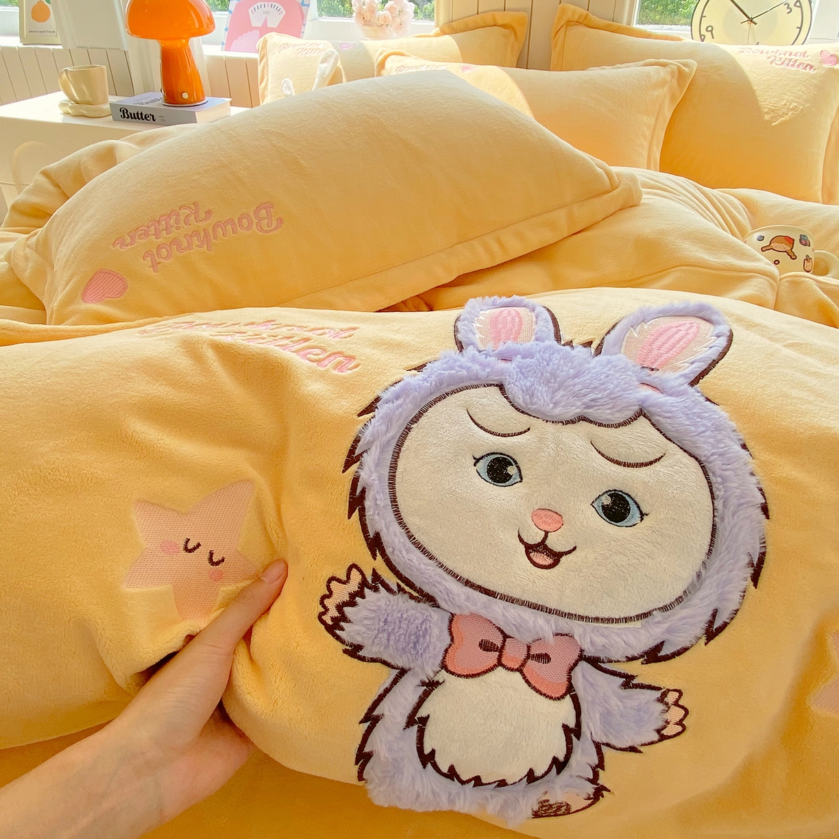 91家纺网 家纺一手货源 找家纺 悦织湾家纺 牛奶绒四件套纯色贴布绣床单款床盖款床上用品四件套时尚小兔2025新款加厚 床盖款-时尚小兔-黄