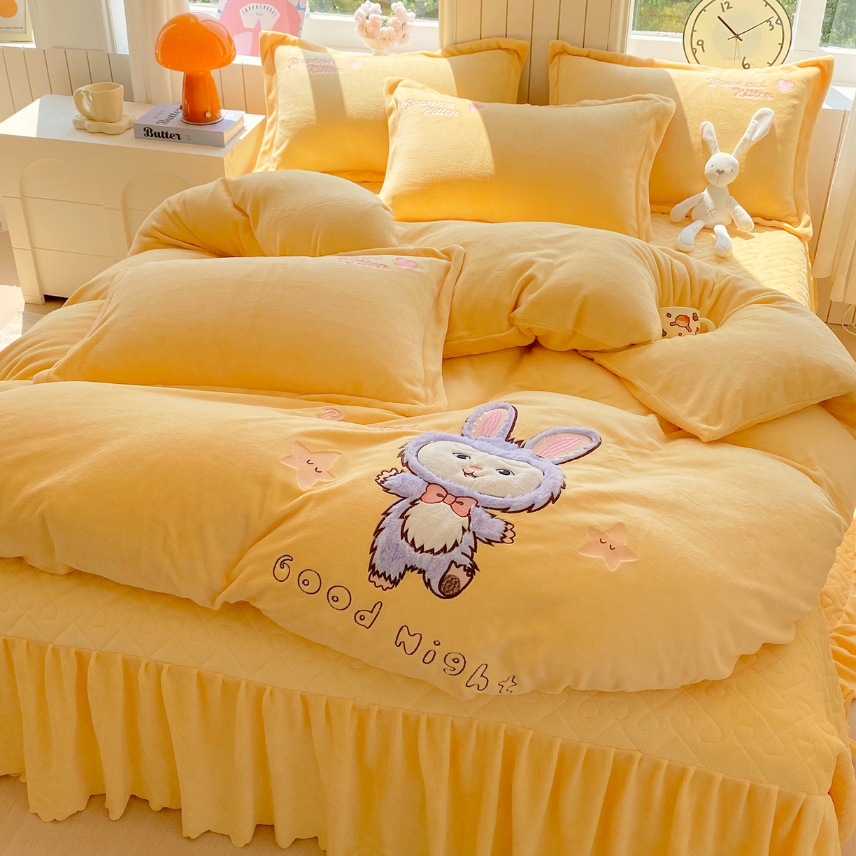 91家纺网 家纺一手货源 找家纺 悦织湾家纺 牛奶绒四件套纯色贴布绣床单款床盖款床上用品四件套时尚小兔2025新款加厚 床盖款-时尚小兔-黄