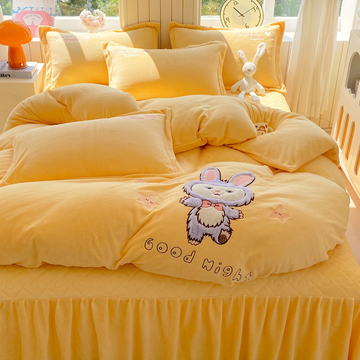 91家纺网 家纺一手货源 找家纺 悦织湾家纺 牛奶绒四件套纯色贴布绣床单款床盖款床上用品四件套时尚小兔2025新款加厚 床盖款-时尚小兔-黄
