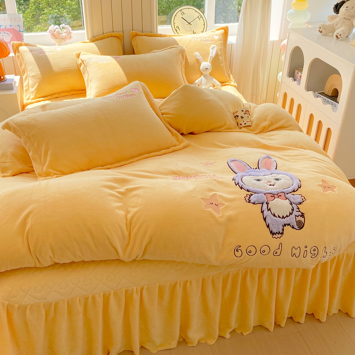 91家纺网 家纺一手货源 找家纺 悦织湾家纺 牛奶绒四件套纯色贴布绣床单款床盖款床上用品四件套时尚小兔2025新款加厚 床盖款-时尚小兔-黄