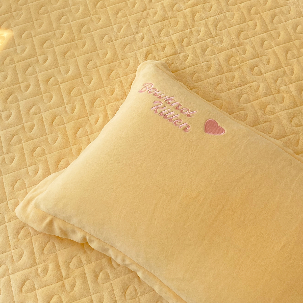 91家纺网 家纺一手货源 找家纺 悦织湾家纺 牛奶绒四件套纯色贴布绣床单款床盖款床上用品四件套时尚小兔2025新款加厚 床盖款-时尚小兔-黄