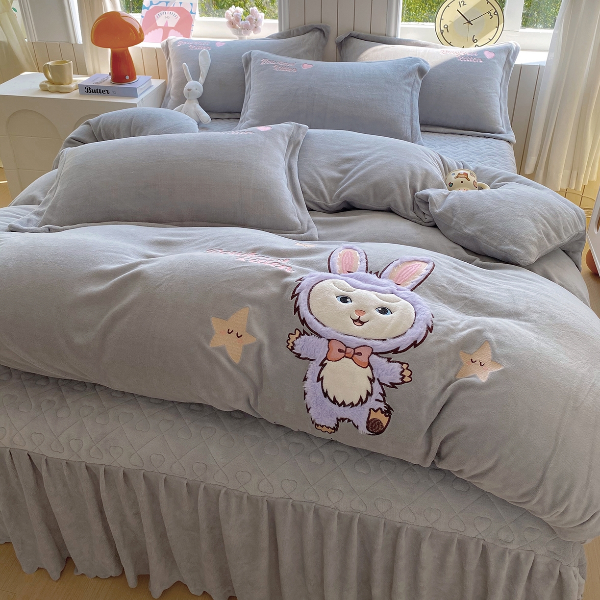 91家纺网 家纺一手货源 找家纺 悦织湾家纺 牛奶绒四件套纯色贴布绣床单款床盖款床上用品四件套时尚小兔2025新款加厚 床盖款-时尚小兔-灰