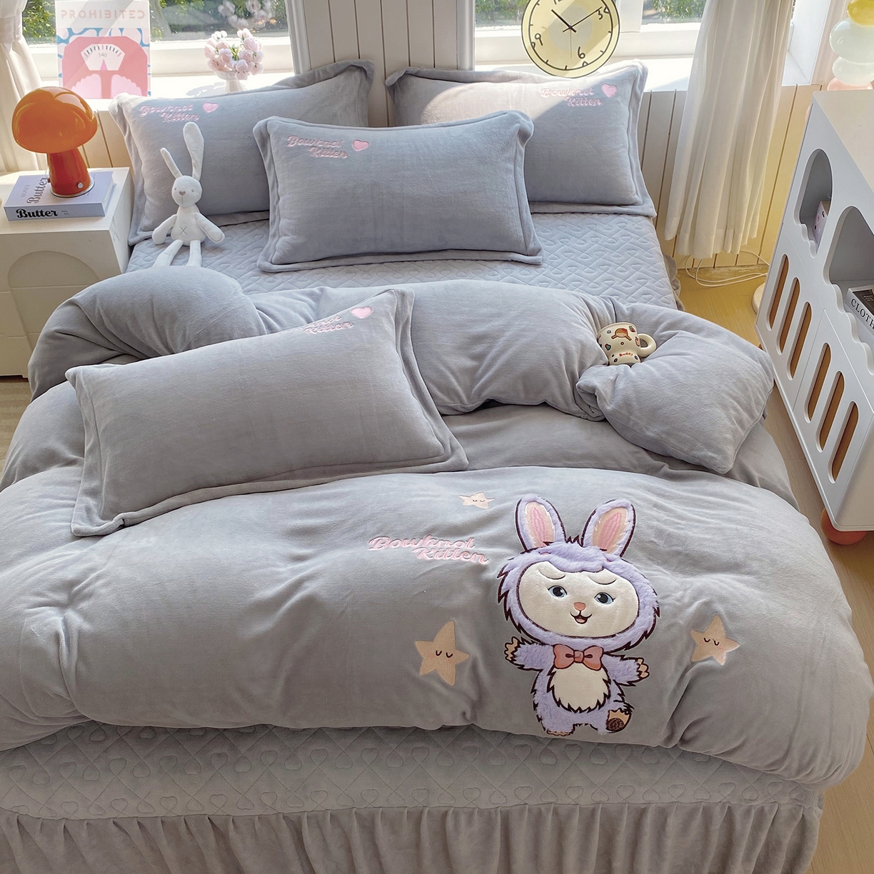 91家纺网 家纺一手货源 找家纺 悦织湾家纺 牛奶绒四件套纯色贴布绣床单款床盖款床上用品四件套时尚小兔2025新款加厚 床盖款-时尚小兔-灰