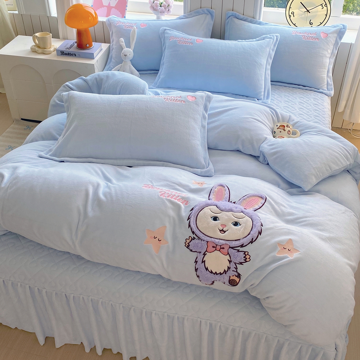 91家纺网 家纺一手货源 找家纺 悦织湾家纺 牛奶绒四件套纯色贴布绣床单款床盖款床上用品四件套时尚小兔2025新款加厚 床盖款-时尚小兔-蓝