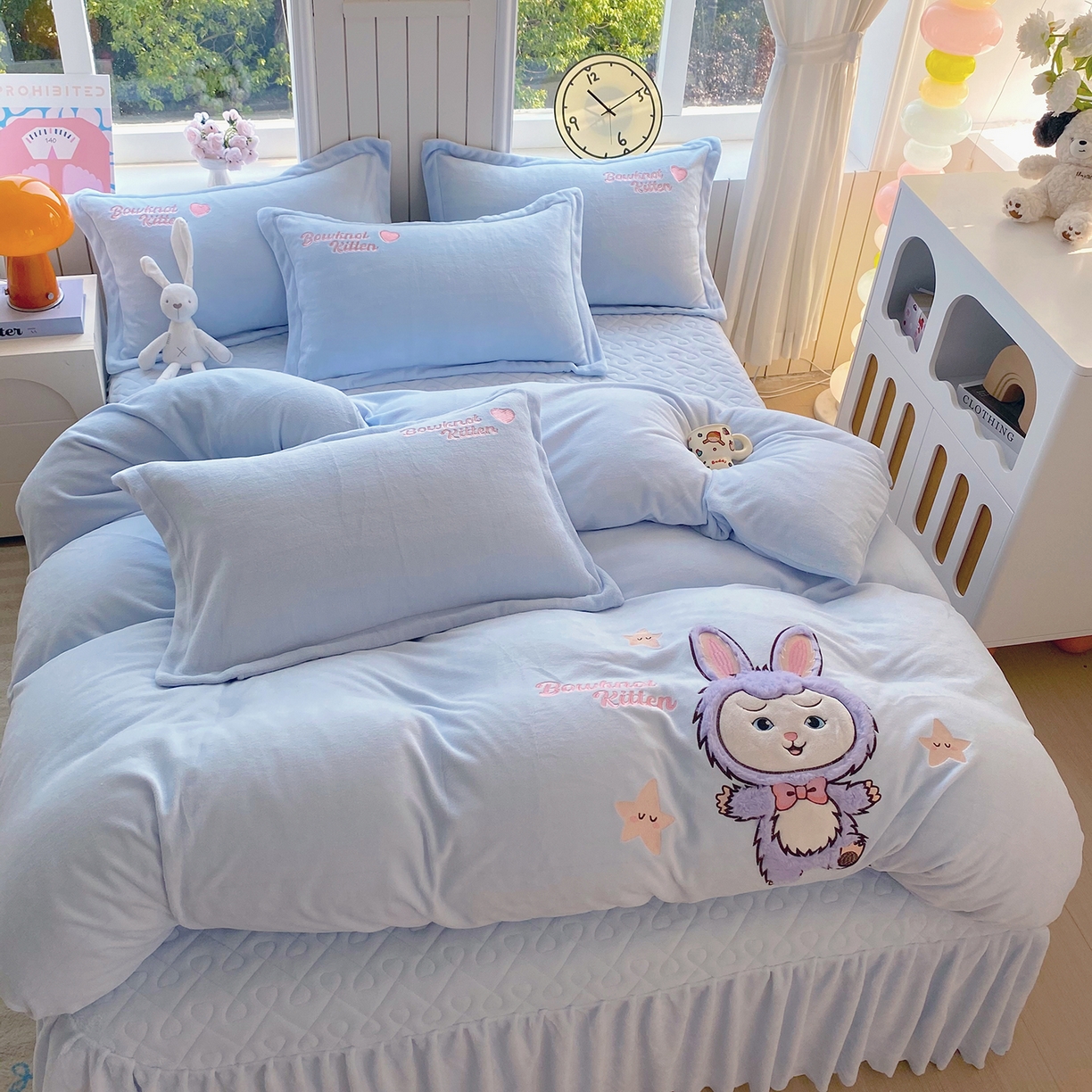 91家纺网 家纺一手货源 找家纺 悦织湾家纺 牛奶绒四件套纯色贴布绣床单款床盖款床上用品四件套时尚小兔2025新款加厚 床盖款-时尚小兔-蓝