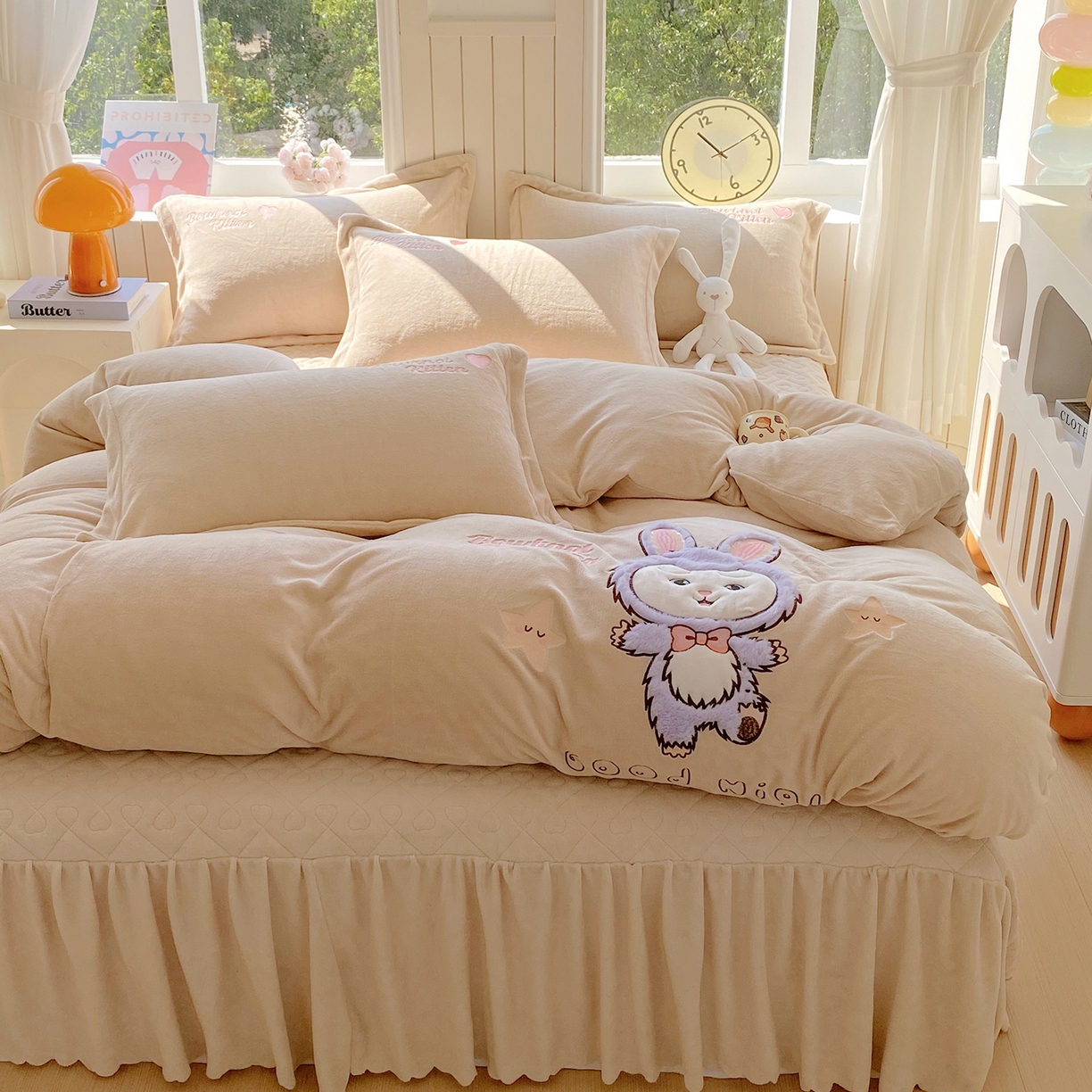 91家纺网 家纺一手货源 找家纺 悦织湾家纺 牛奶绒四件套纯色贴布绣床单款床盖款床上用品四件套时尚小兔2025新款加厚 床盖款-时尚小兔-奶咖