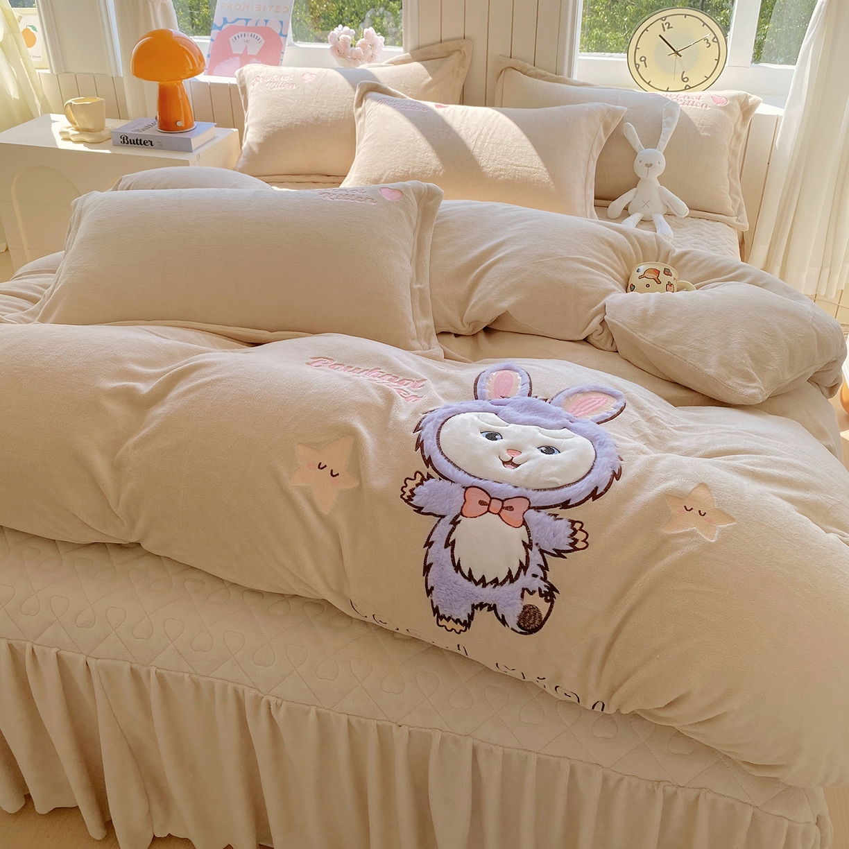 91家纺网 家纺一手货源 找家纺 悦织湾家纺 牛奶绒四件套纯色贴布绣床单款床盖款床上用品四件套时尚小兔2025新款加厚 床盖款-时尚小兔-奶咖