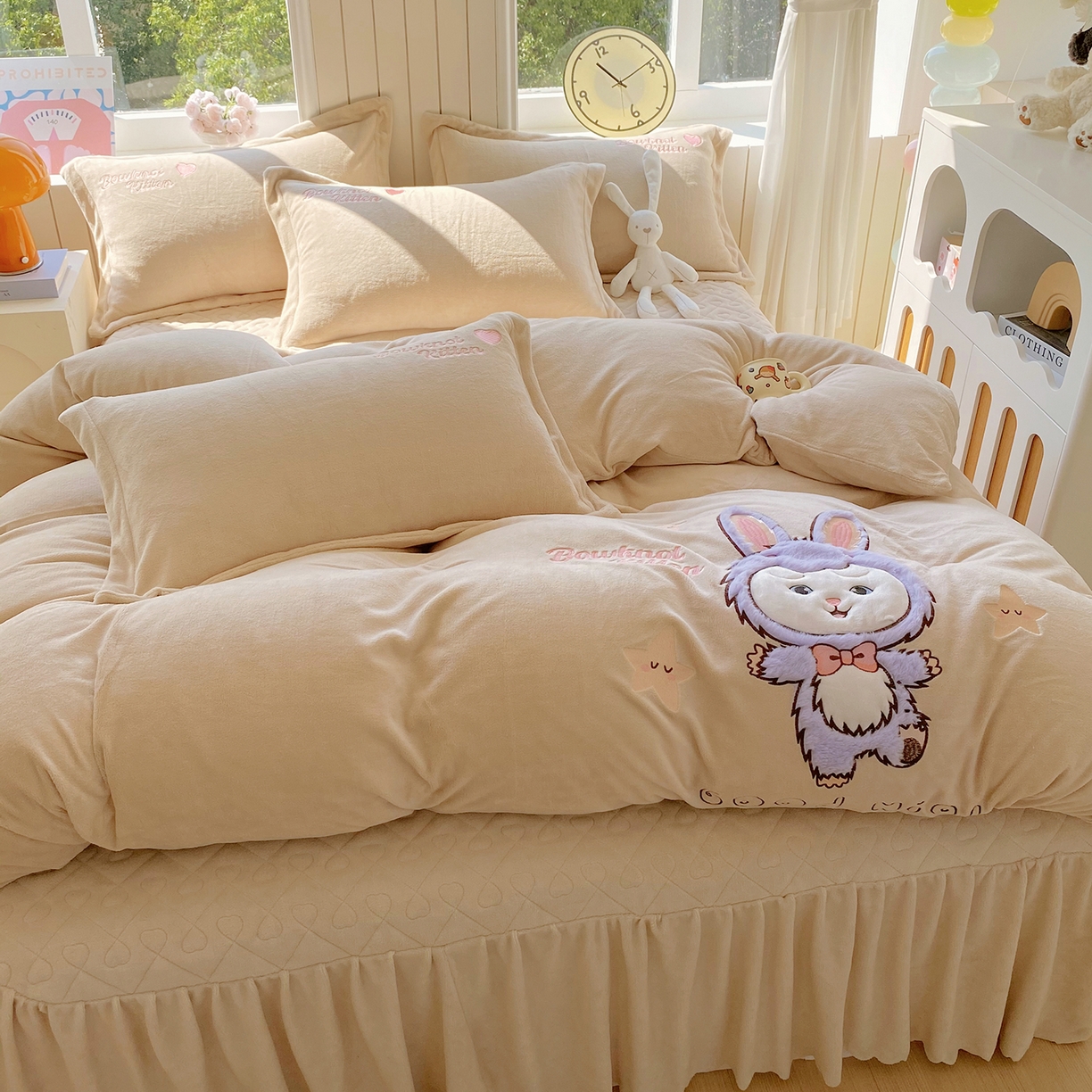 91家纺网 家纺一手货源 找家纺 悦织湾家纺 牛奶绒四件套纯色贴布绣床单款床盖款床上用品四件套时尚小兔2025新款加厚 床盖款-时尚小兔-奶咖