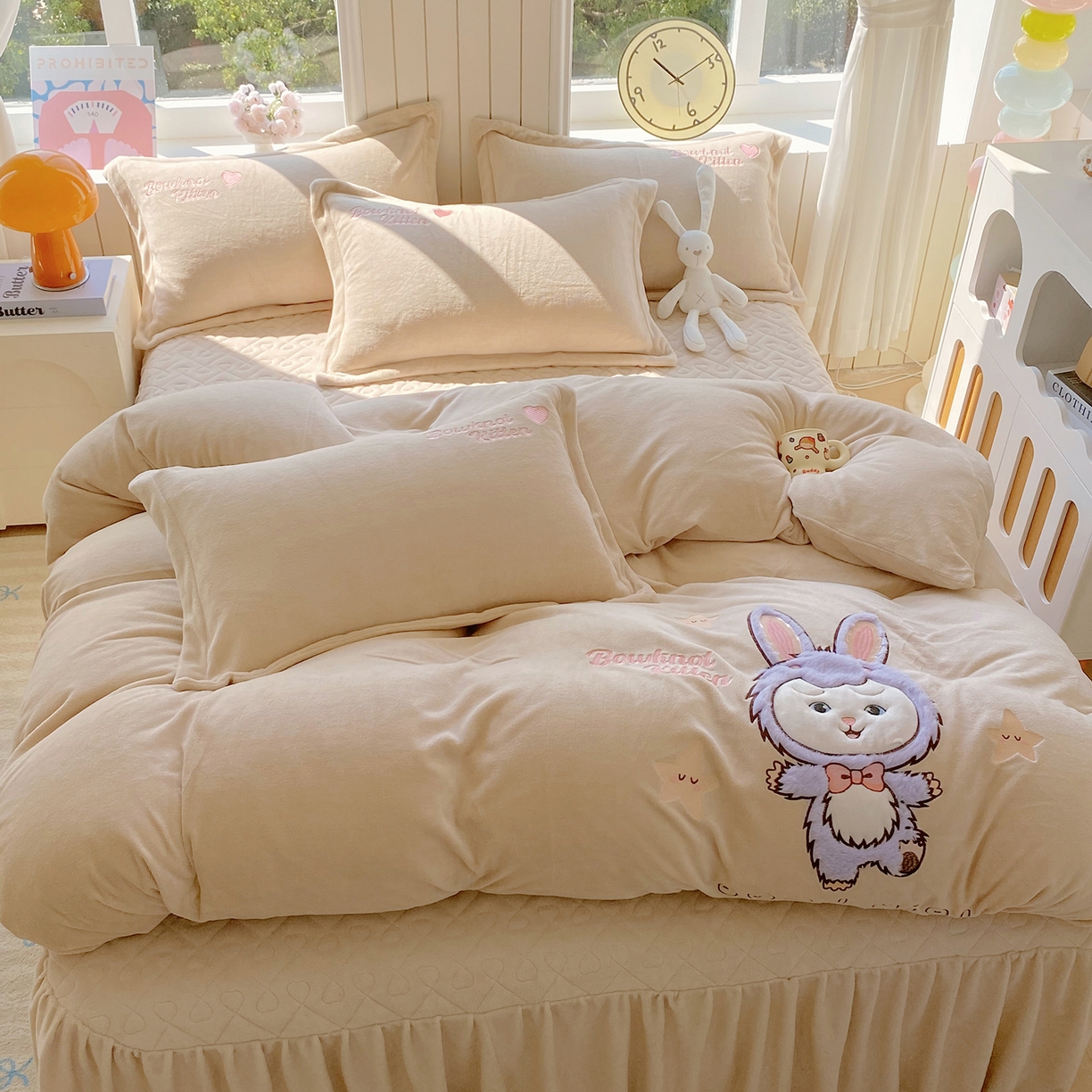 91家纺网 家纺一手货源 找家纺 悦织湾家纺 牛奶绒四件套纯色贴布绣床单款床盖款床上用品四件套时尚小兔2025新款加厚 床盖款-时尚小兔-奶咖