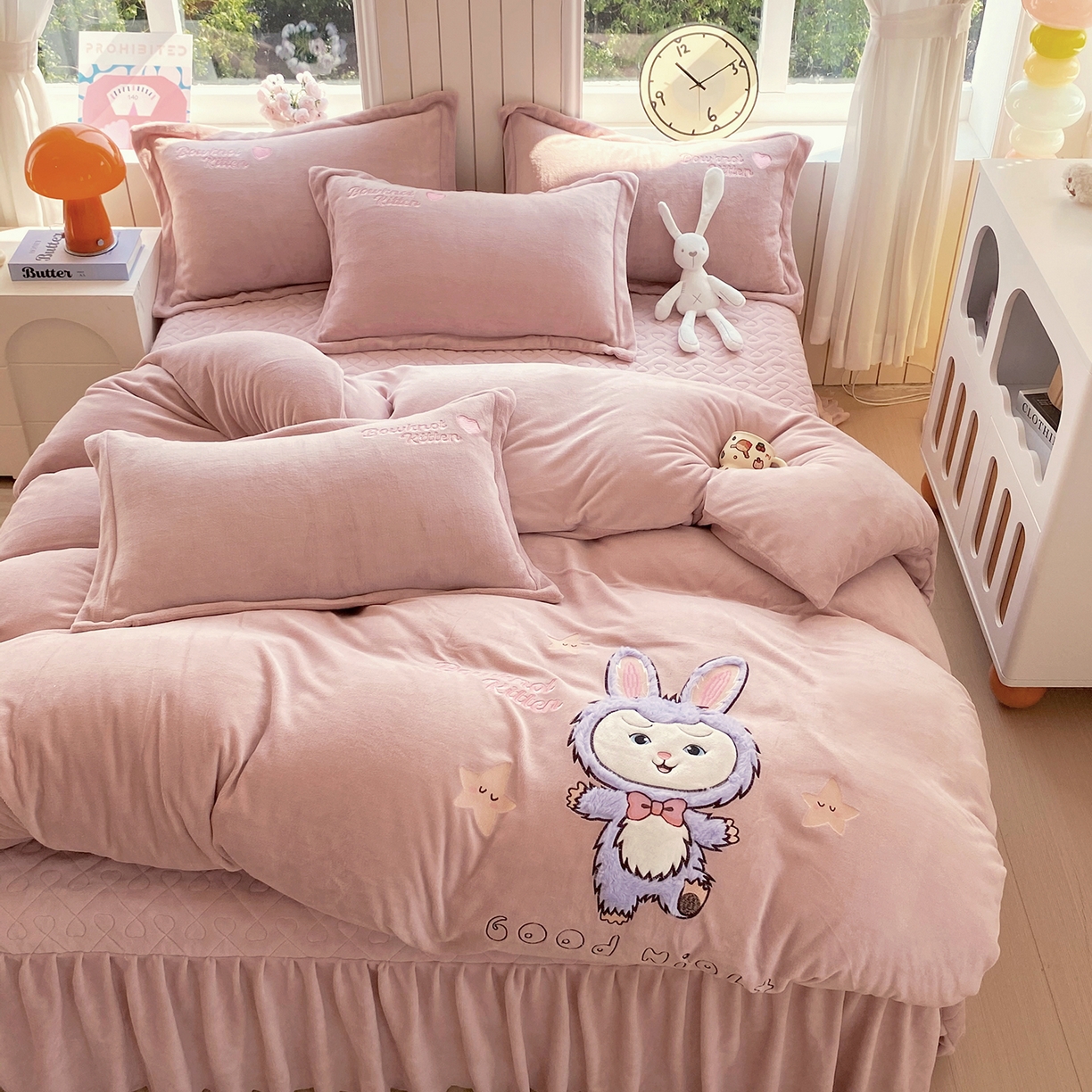 91家纺网 家纺一手货源 找家纺 悦织湾家纺 牛奶绒四件套纯色贴布绣床单款床盖款床上用品四件套时尚小兔2025新款加厚 床盖款-时尚小兔-浅豆沙