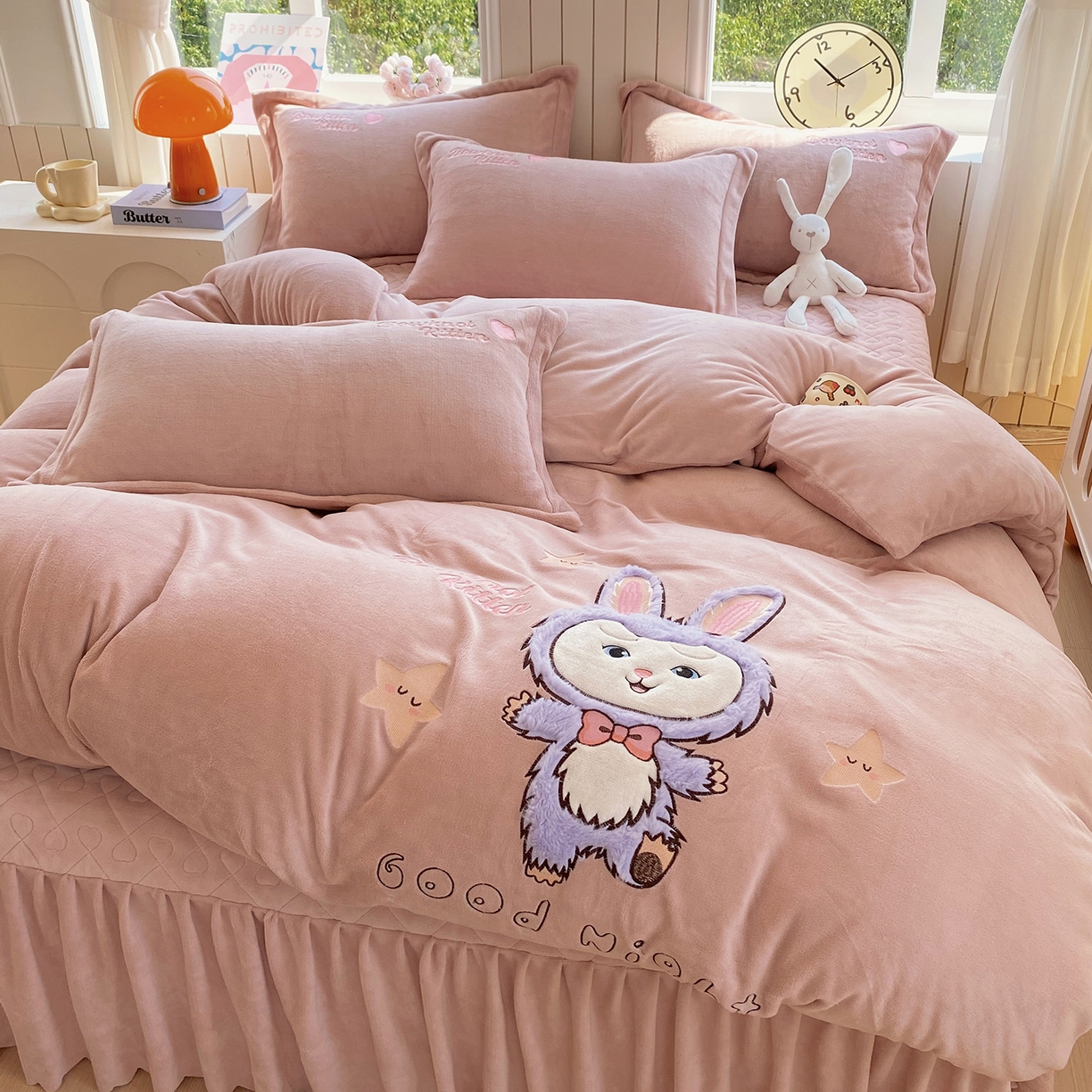 91家纺网 家纺一手货源 找家纺 悦织湾家纺 牛奶绒四件套纯色贴布绣床单款床盖款床上用品四件套时尚小兔2025新款加厚 床盖款-时尚小兔-浅豆沙