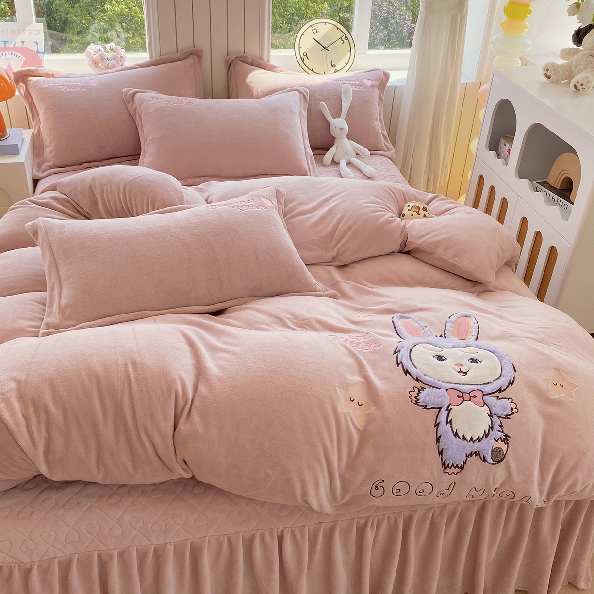 91家纺网 家纺一手货源 找家纺 悦织湾家纺 牛奶绒四件套纯色贴布绣床单款床盖款床上用品四件套时尚小兔2025新款加厚 床盖款-时尚小兔-浅豆沙