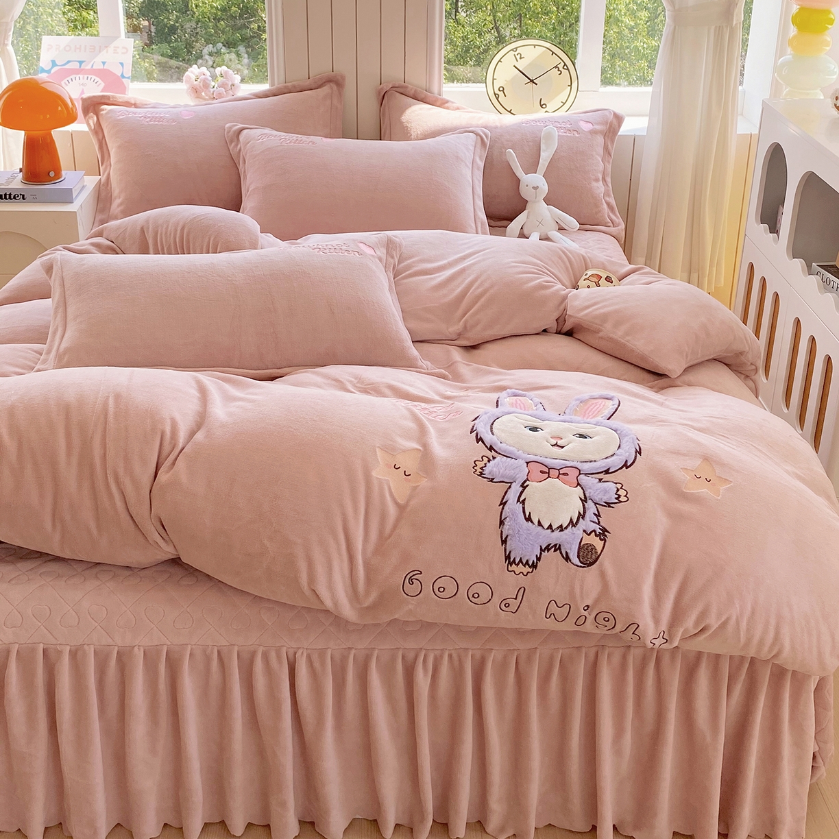 91家纺网 家纺一手货源 找家纺 悦织湾家纺 牛奶绒四件套纯色贴布绣床单款床盖款床上用品四件套时尚小兔2025新款加厚 床盖款-时尚小兔-浅豆沙