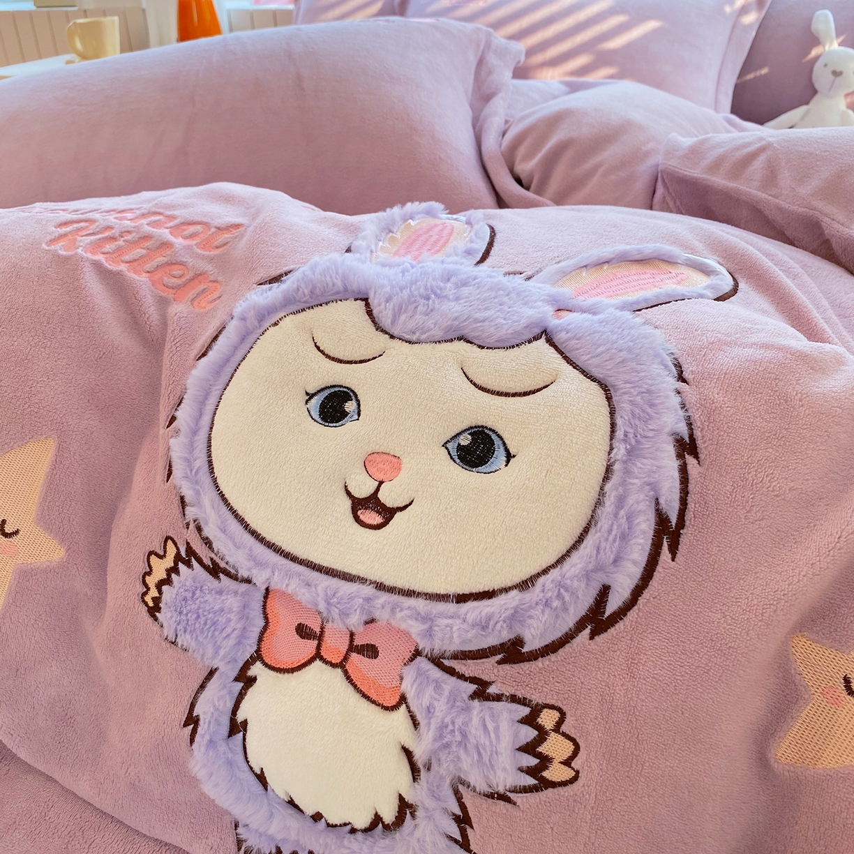 91家纺网 家纺一手货源 找家纺 悦织湾家纺 牛奶绒四件套纯色贴布绣床单款床盖款床上用品四件套时尚小兔2025新款加厚 床盖款-时尚小兔-紫