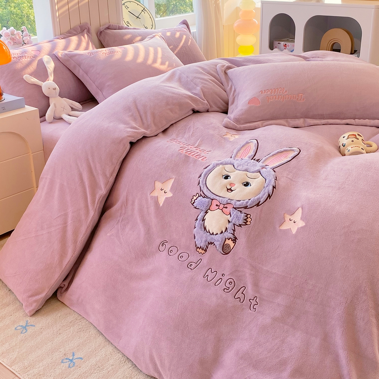 91家纺网 家纺一手货源 找家纺 悦织湾家纺 牛奶绒四件套纯色贴布绣床单款床盖款床上用品四件套时尚小兔2025新款加厚 床盖款-时尚小兔-紫