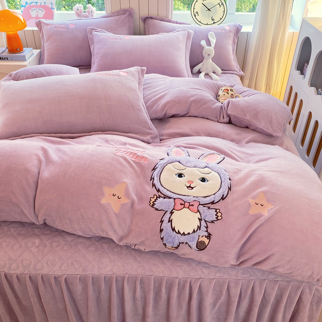 91家纺网 家纺一手货源 找家纺 悦织湾家纺 牛奶绒四件套纯色贴布绣床单款床盖款床上用品四件套时尚小兔2025新款加厚 床盖款-时尚小兔-紫