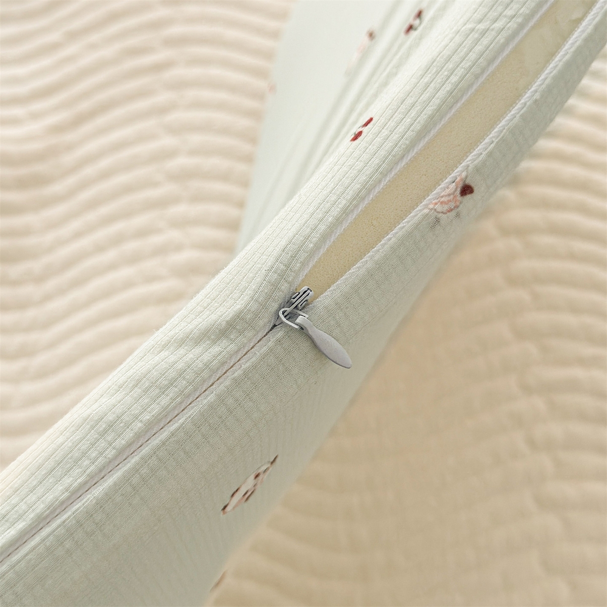 91家纺网 家纺一手货源 找家纺 麦肯锡 2025新款可爱碎花婴童记忆枕  枕头枕芯 咩咩樱桃/对