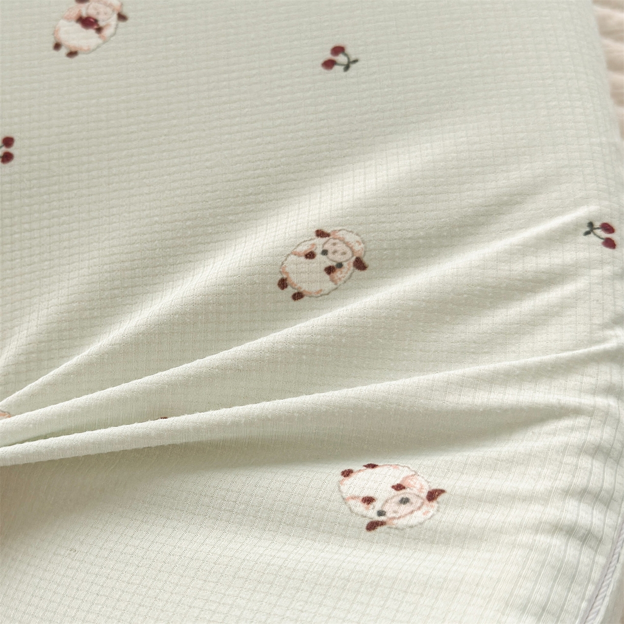 91家纺网 家纺一手货源 找家纺 麦肯锡 2025新款可爱碎花婴童记忆枕  枕头枕芯 咩咩樱桃/对