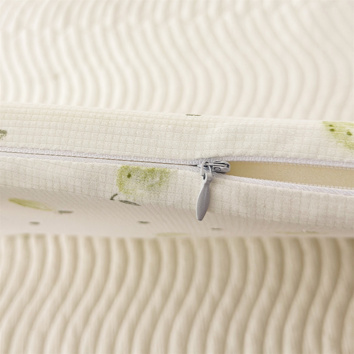 91家纺网 家纺一手货源 找家纺 麦肯锡 2025新款可爱碎花婴童记忆枕  枕头枕芯 梦熊乖乖/对