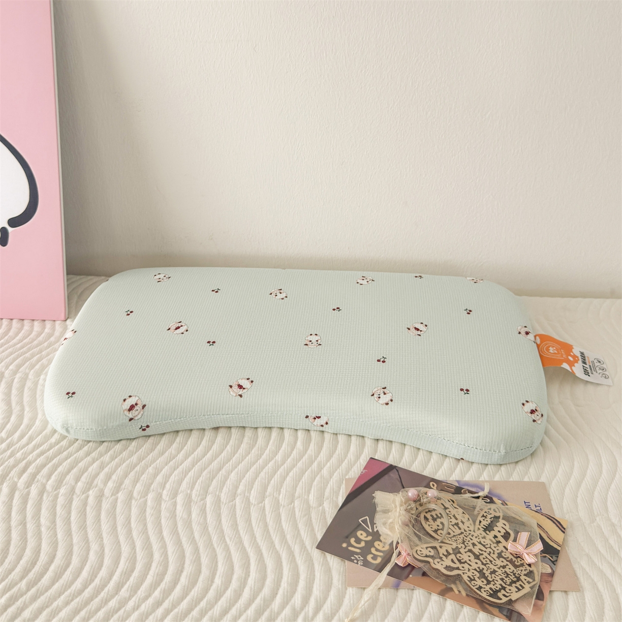 91家纺网 家纺一手货源 找家纺 麦肯锡 2025新款可爱碎花婴童记忆枕  枕头枕芯 咩咩樱桃/对
