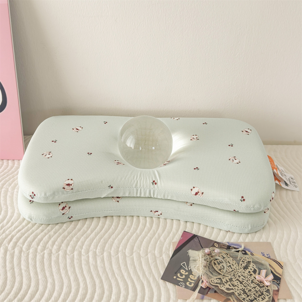 91家纺网 家纺一手货源 找家纺 麦肯锡 2025新款可爱碎花婴童记忆枕  枕头枕芯 咩咩樱桃/对