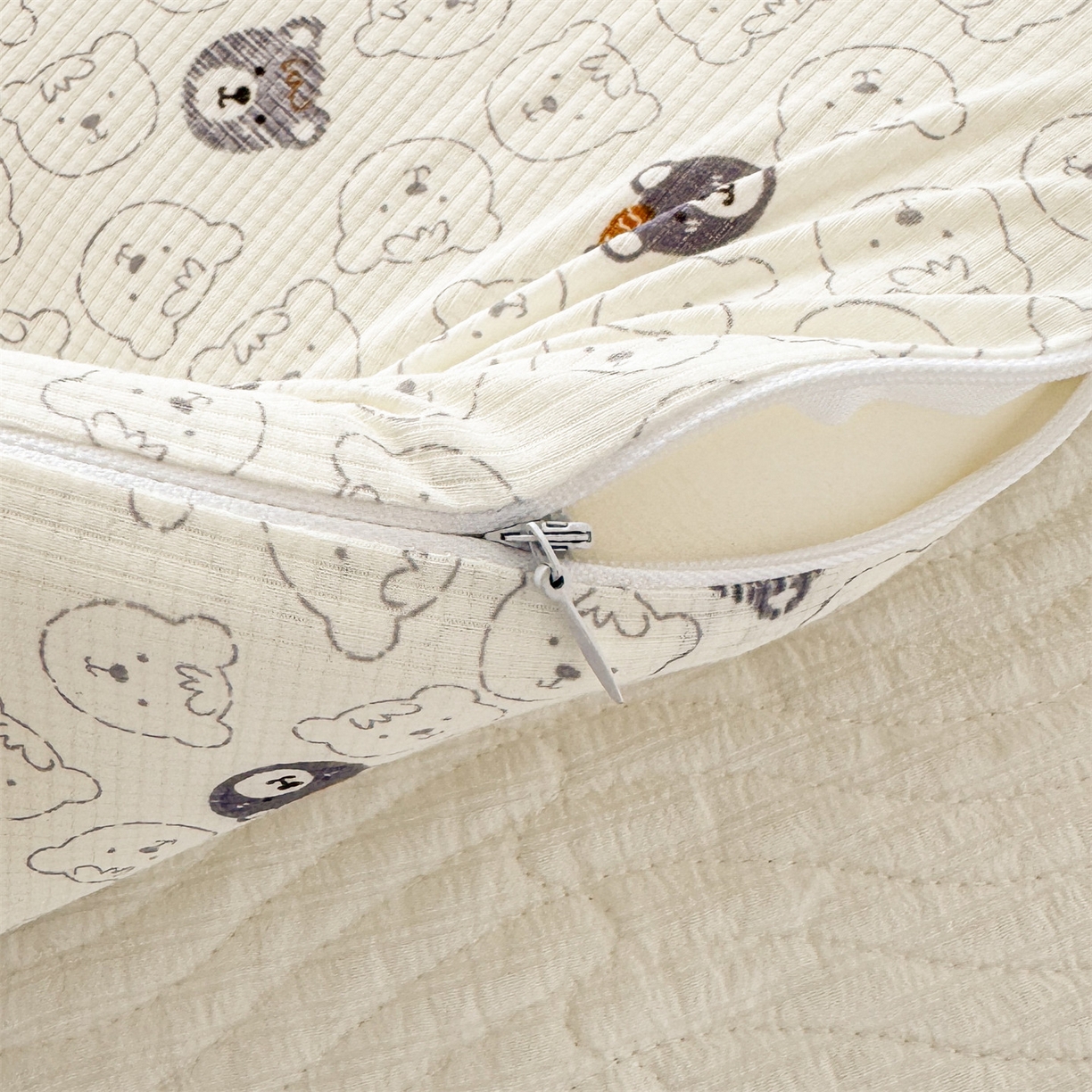 91家纺网 家纺一手货源 找家纺 麦肯锡 2025新款可爱碎花婴童记忆枕  枕头枕芯 甜梦小熊/对