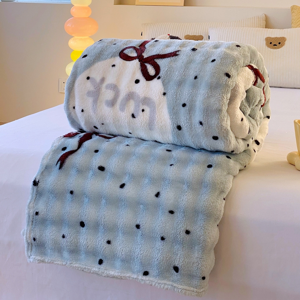91家纺网 家纺一手货源 找家纺 悦织湾家纺 2025新款双面加厚泡泡绒毛毯印花纯色仿兔毛绒牛奶绒毯子休闲小盖毯沙发办公室午睡毯 蓝底爱心结