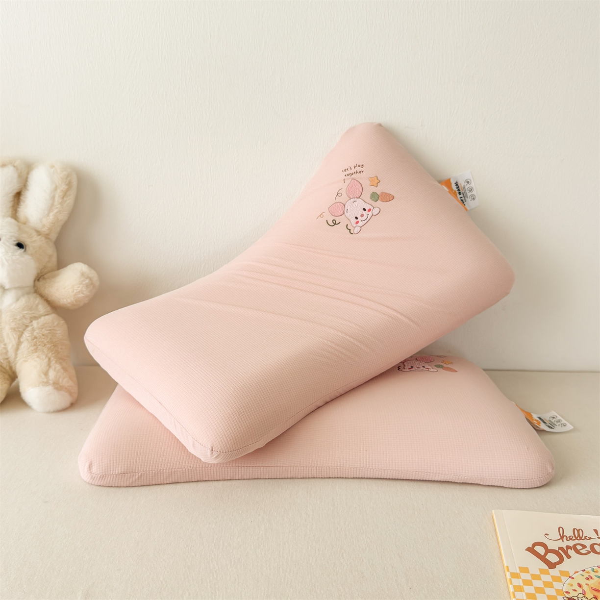 91家纺网 家纺一手货源 找家纺 （总）麦肯锡 2025新款格纹烫画亲肤儿童记忆枕  枕头枕芯