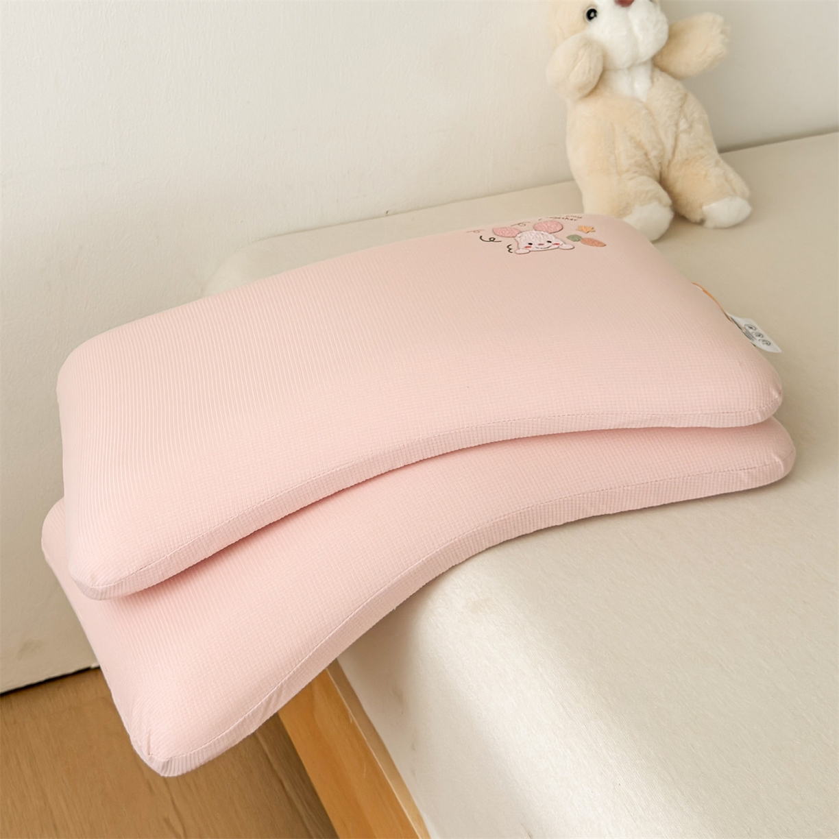 91家纺网 家纺一手货源 找家纺 （总）麦肯锡 2025新款格纹烫画亲肤儿童记忆枕  枕头枕芯