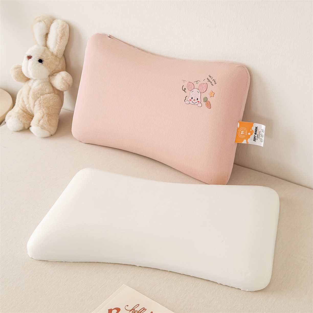 91家纺网 家纺一手货源 找家纺 麦肯锡 2025新款格纹烫画亲肤儿童记忆枕  枕头枕芯 粉色/只