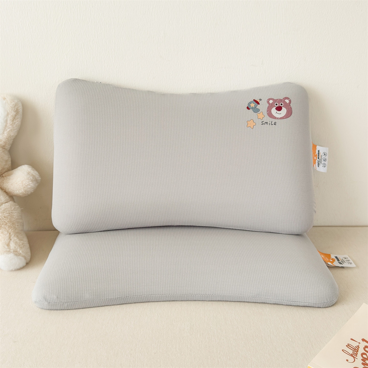 91家纺网 家纺一手货源 找家纺 麦肯锡 2025新款格纹烫画亲肤儿童记忆枕  枕头枕芯 灰色/只