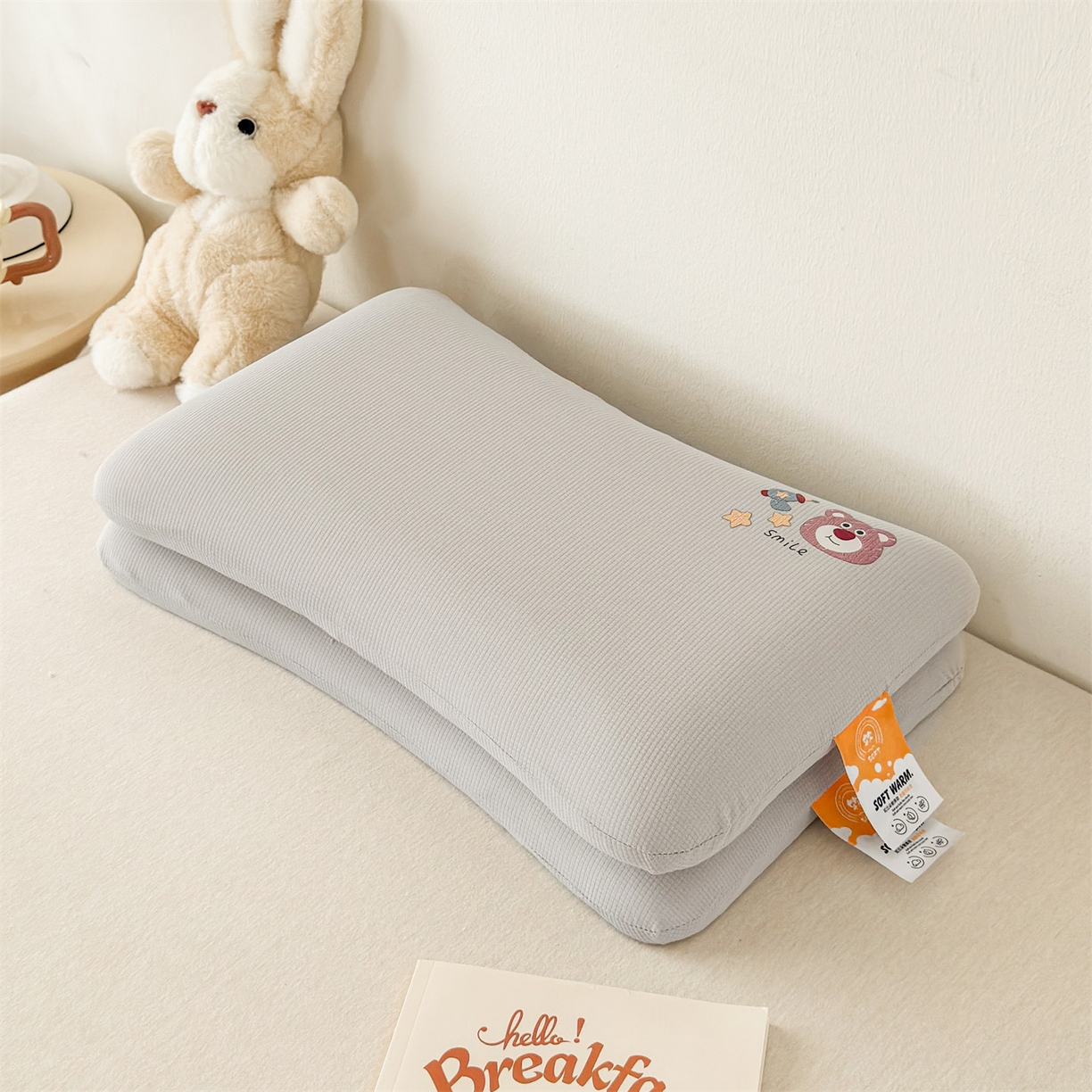 91家纺网 家纺一手货源 找家纺 麦肯锡 2025新款格纹烫画亲肤儿童记忆枕  枕头枕芯 灰色/只