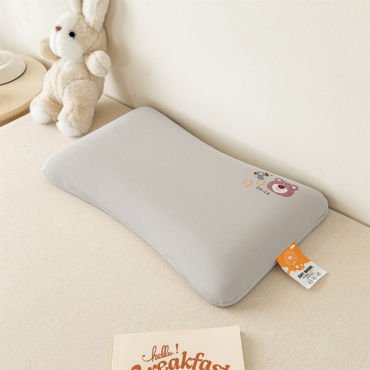 91家纺网 家纺一手货源 找家纺 麦肯锡 2025新款格纹烫画亲肤儿童记忆枕  枕头枕芯 灰色/只