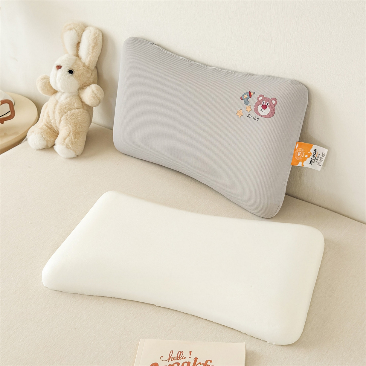 91家纺网 家纺一手货源 找家纺 麦肯锡 2025新款格纹烫画亲肤儿童记忆枕  枕头枕芯 灰色/只