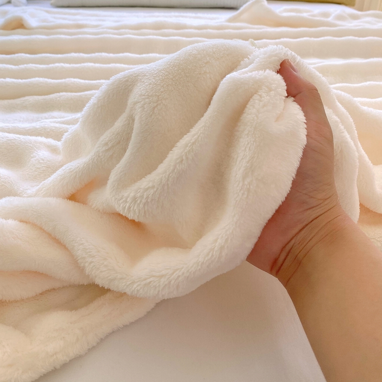 91家纺网 家纺一手货源 找家纺 悦织湾家纺 2025新款双面加厚泡泡绒毛毯印花纯色仿兔毛绒牛奶绒毯子休闲小盖毯沙发办公室午睡毯 奶白