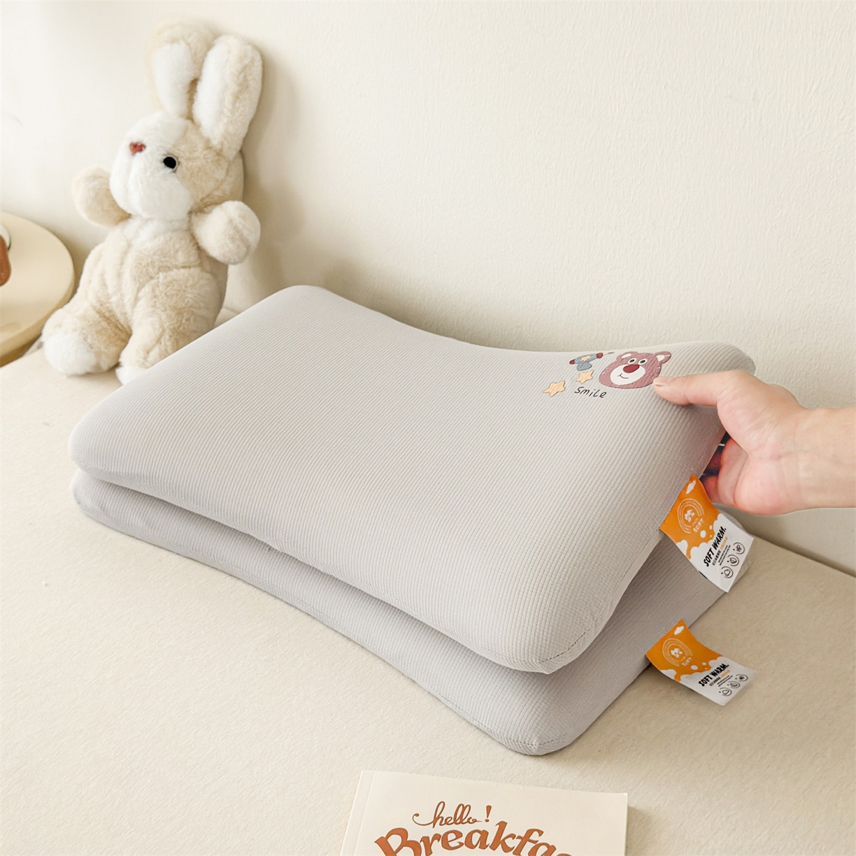 91家纺网 家纺一手货源 找家纺 麦肯锡 2025新款格纹烫画亲肤儿童记忆枕  枕头枕芯 灰色/只