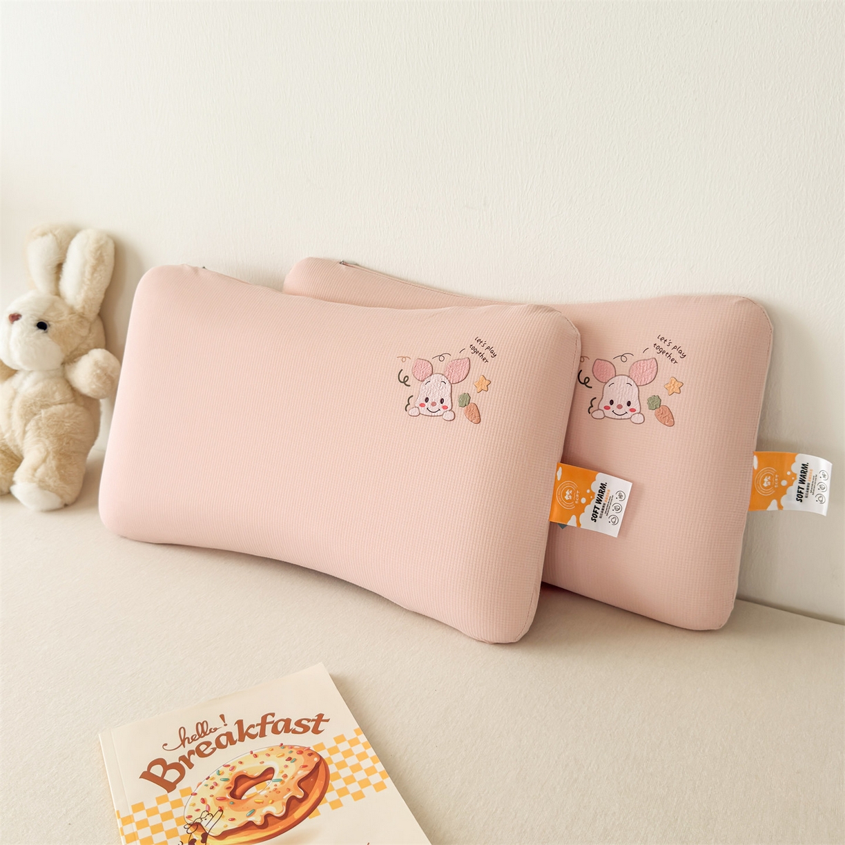 91家纺网 家纺一手货源 找家纺 麦肯锡 2025新款格纹烫画亲肤儿童记忆枕  枕头枕芯 粉色/只