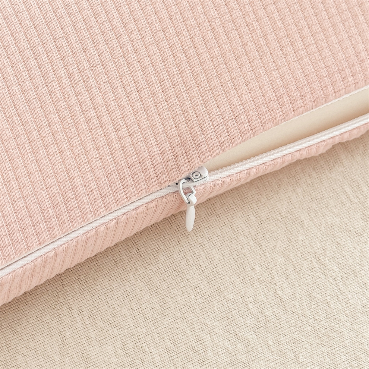 91家纺网 家纺一手货源 找家纺 麦肯锡 2025新款格纹烫画亲肤儿童记忆枕  枕头枕芯 粉色/只