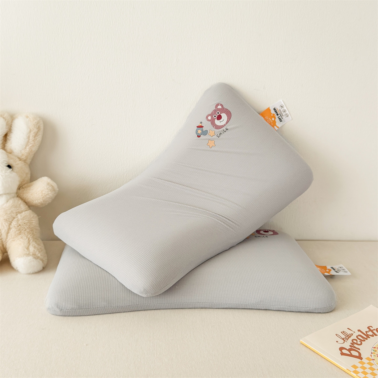 91家纺网 家纺一手货源 找家纺 麦肯锡 2025新款格纹烫画亲肤儿童记忆枕  枕头枕芯 灰色/只