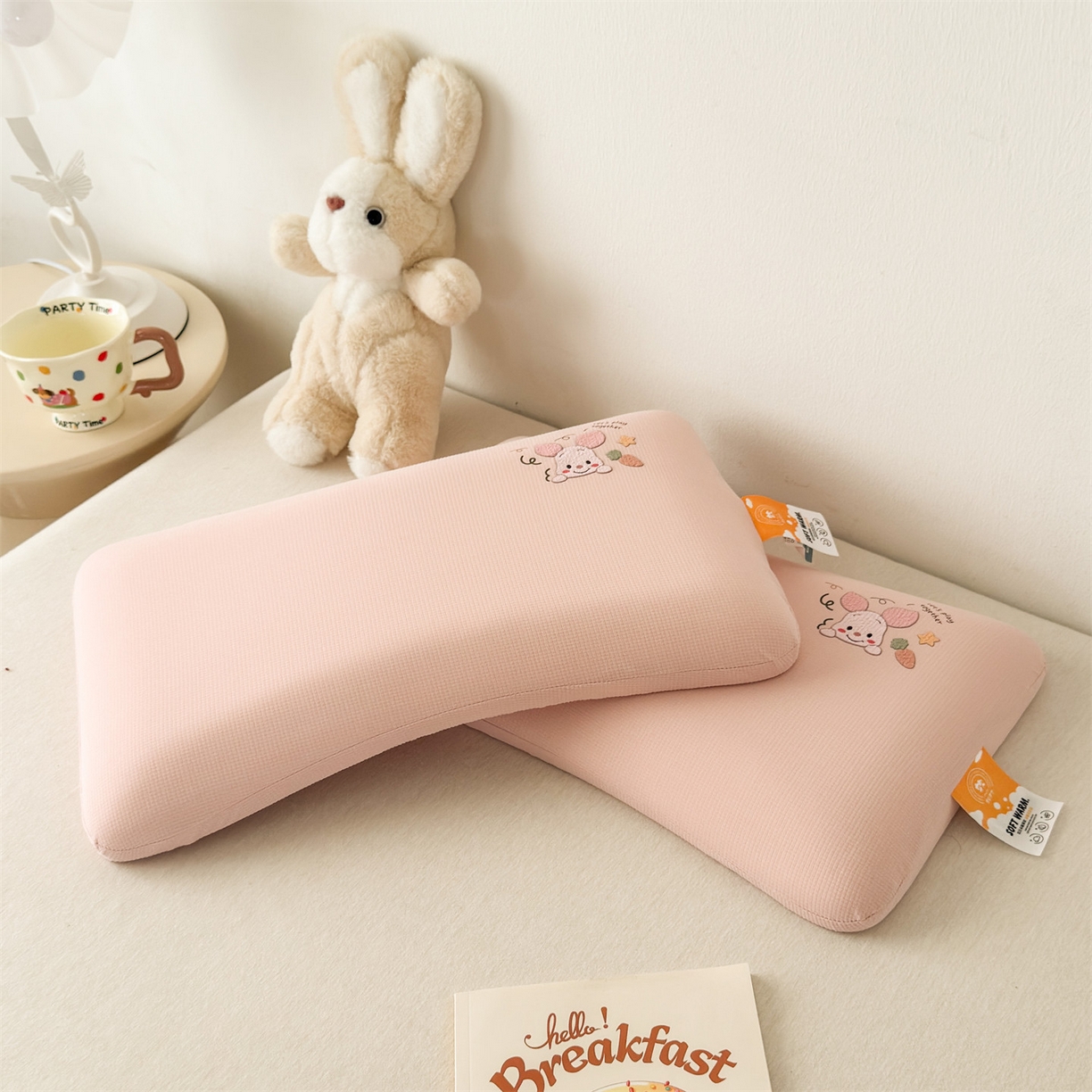 91家纺网 家纺一手货源 找家纺 麦肯锡 2025新款格纹烫画亲肤儿童记忆枕  枕头枕芯 粉色/只